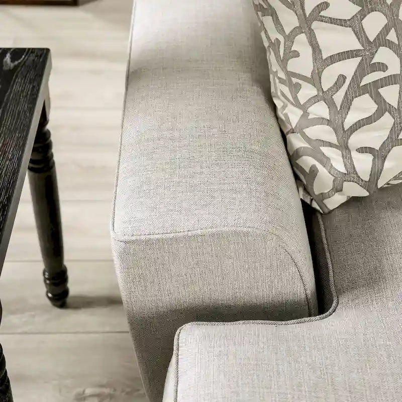 Divano Grigio Chiaro Transizionale con Rivetti e Cuscini Decorativi