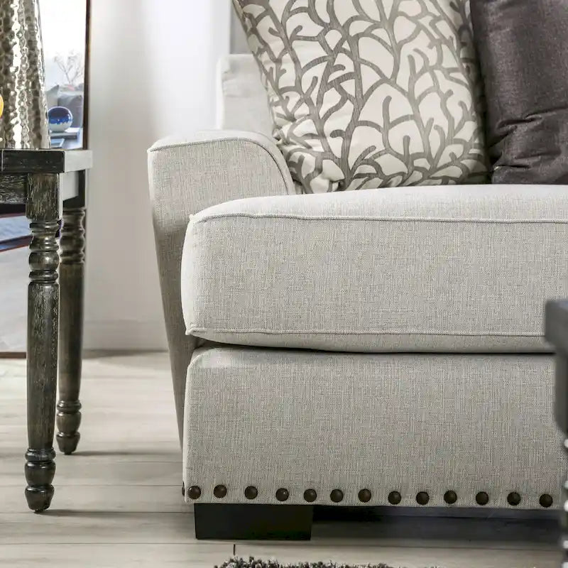 Divano Grigio Chiaro Transizionale con Rivetti e Cuscini Decorativi