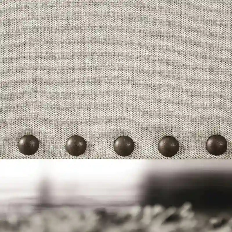 Divano Grigio Chiaro Transizionale con Rivetti e Cuscini Decorativi