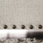 Divano Grigio Chiaro Transizionale con Rivetti e Cuscini Decorativi