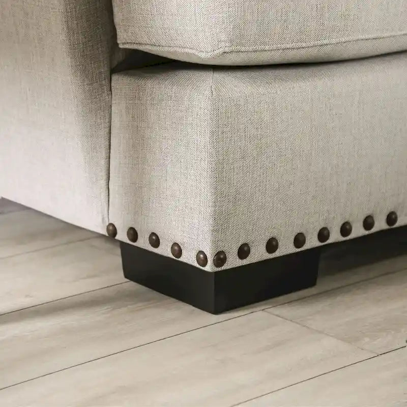 Divano Grigio Chiaro Transizionale con Rivetti e Cuscini Decorativi