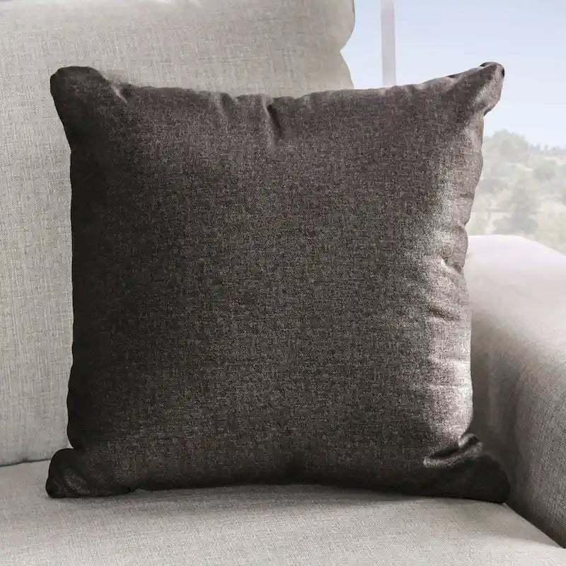 Divano Grigio Chiaro Transizionale con Rivetti e Cuscini Decorativi