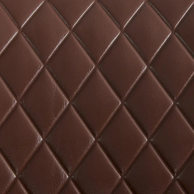 Poltrona girevole accentata in similpelle
